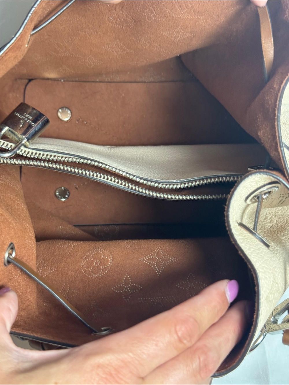 Louis Vuitton Muria Bucket Bag Cream Mahina Leather Discreet Monogram - Picture 8 of 10
